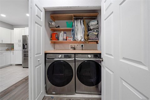 Townhouse in Pembroke Pines, Florida 4 bedrooms, 147.44 sq.m. № 1931547 - photo 18