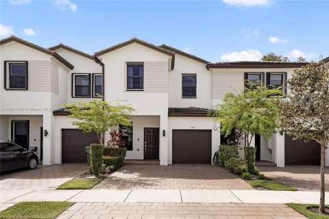 Townhouse in Pembroke Pines, Florida 4 bedrooms, 147.44 sq.m. № 1931547 - photo 3