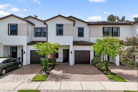 Townhouse in Pembroke Pines, Florida 4 bedrooms, 147.44 sq.m. № 1931547 - photo 1