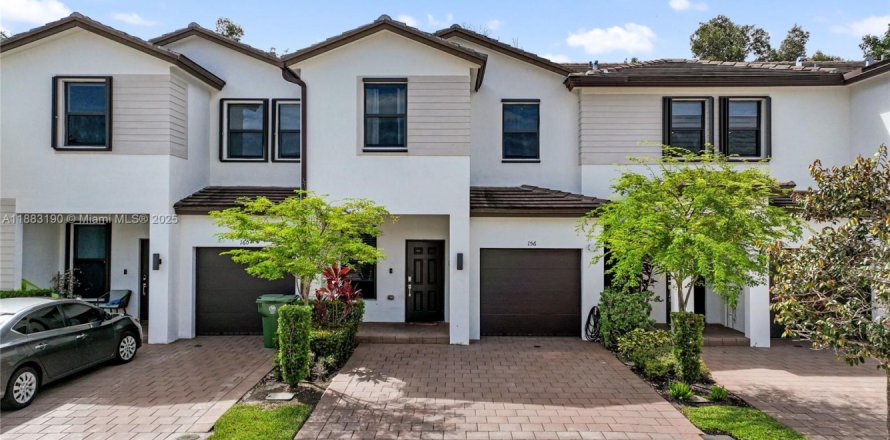 Townhouse in Pembroke Pines, Florida 4 bedrooms, 147.44 sq.m. № 1931547