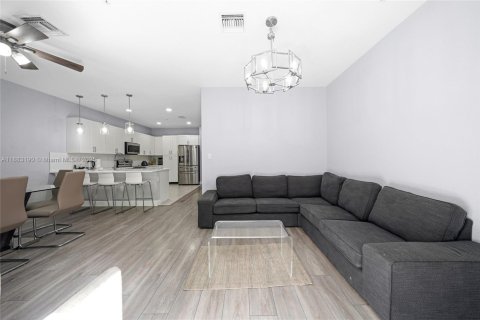 Townhouse in Pembroke Pines, Florida 4 bedrooms, 147.44 sq.m. № 1931547 - photo 16