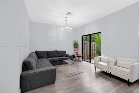 Townhouse in Pembroke Pines, Florida 4 bedrooms, 147.44 sq.m. № 1931547 - photo 15