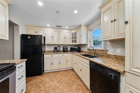 House in Kissimmee, Florida 4 bedrooms, 181.35 sq.m. № 2202280 - photo 11