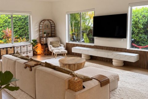 House in North Bay Village, Florida 3 bedrooms, 176.14 sq.m. № 2402400 - photo 15