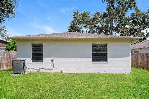 House in Tampa, Florida 3 bedrooms, 111.48 sq.m. № 1913498 - photo 15