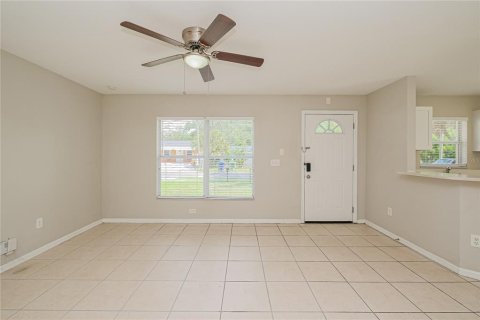 House in Tampa, Florida 3 bedrooms, 111.48 sq.m. № 1913498 - photo 2