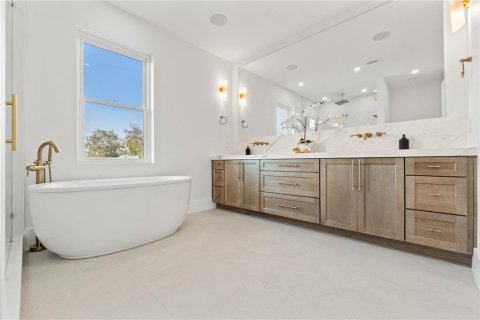 House in Tampa, Florida 6 bedrooms, 367.89 sq.m. № 1542821 - photo 18