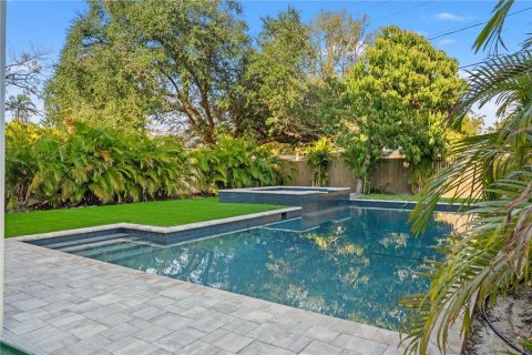 House in Tampa, Florida 6 bedrooms, 367.89 sq.m. № 1542821 - photo 2