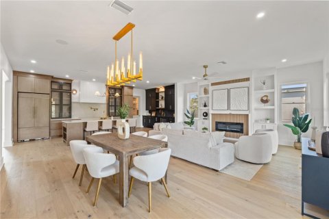 House in Tampa, Florida 6 bedrooms, 367.89 sq.m. № 1542821 - photo 10