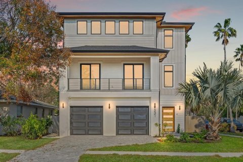 House in Tampa, Florida 6 bedrooms, 367.89 sq.m. № 1542821 - photo 1