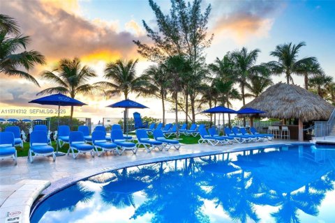 Condo in Sunny Isles Beach, Florida, 1 bedroom № 2032136 - photo 2