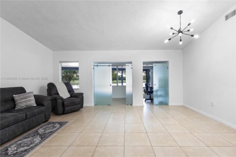 House in Doral, Florida 3 bedrooms, 180.32 sq.m. № 1951582 - photo 9