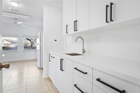 House in Doral, Florida 3 bedrooms, 180.32 sq.m. № 1951582 - photo 21