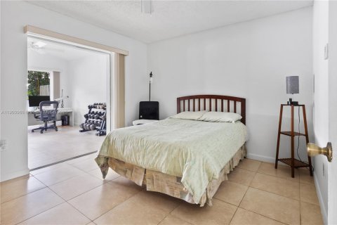 House in Doral, Florida 3 bedrooms, 180.32 sq.m. № 1951582 - photo 20