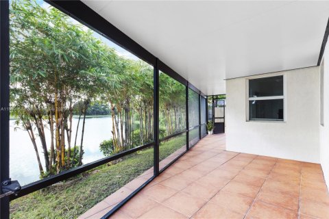 House in Doral, Florida 3 bedrooms, 180.32 sq.m. № 1951582 - photo 12