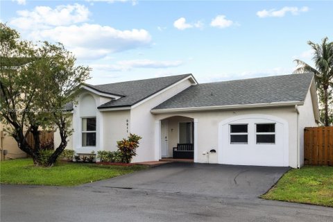 House in Doral, Florida 3 bedrooms, 180.32 sq.m. № 1951582 - photo 1