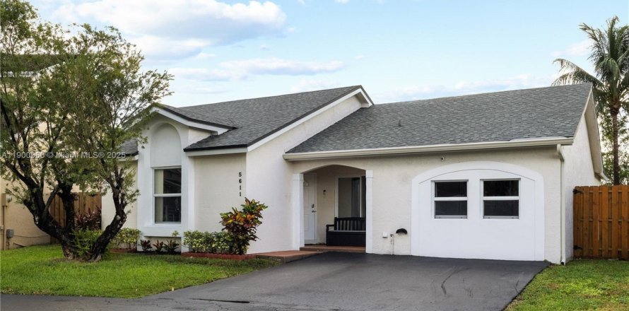 House in Doral, Florida 3 bedrooms, 180.32 sq.m. № 1951582