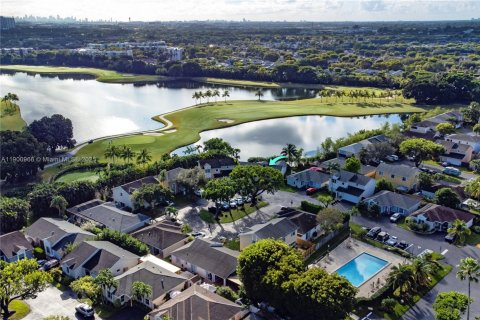 House in Doral, Florida 3 bedrooms, 180.32 sq.m. № 1951582 - photo 29
