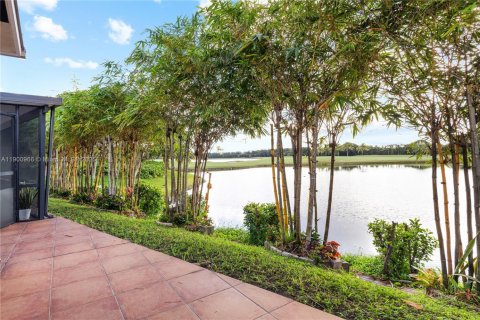 House in Doral, Florida 3 bedrooms, 180.32 sq.m. № 1951582 - photo 3