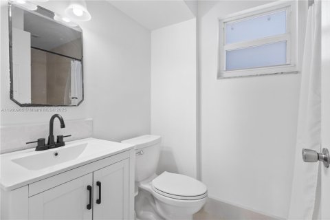 House in Doral, Florida 3 bedrooms, 180.32 sq.m. № 1951582 - photo 16