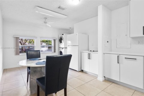House in Doral, Florida 3 bedrooms, 180.32 sq.m. № 1951582 - photo 22