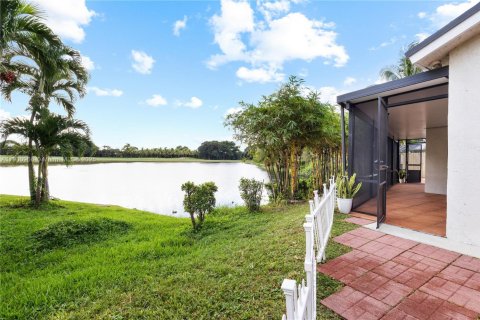 House in Doral, Florida 3 bedrooms, 180.32 sq.m. № 1951582 - photo 4