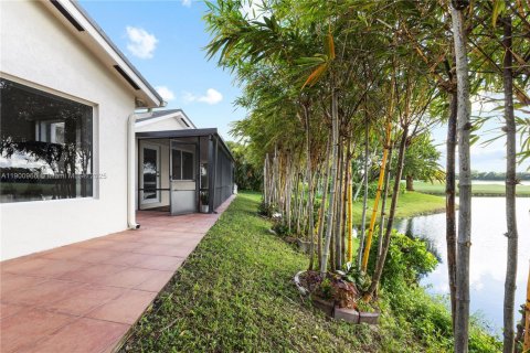 House in Doral, Florida 3 bedrooms, 180.32 sq.m. № 1951582 - photo 13