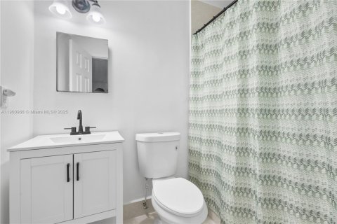 House in Doral, Florida 3 bedrooms, 180.32 sq.m. № 1951582 - photo 18