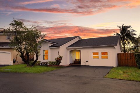 House in Doral, Florida 3 bedrooms, 180.32 sq.m. № 1951582 - photo 30