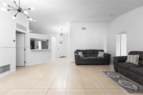 House in Doral, Florida 3 bedrooms, 180.32 sq.m. № 1951582 - photo 8