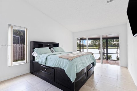 House in Doral, Florida 3 bedrooms, 180.32 sq.m. № 1951582 - photo 14