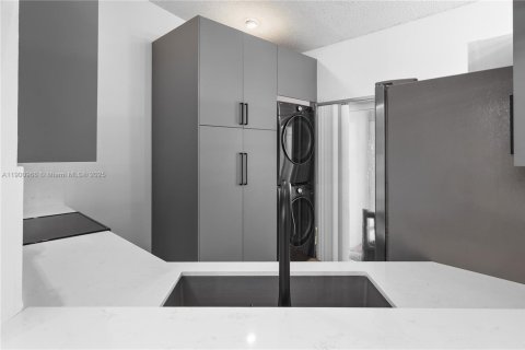 House in Doral, Florida 3 bedrooms, 180.32 sq.m. № 1951582 - photo 7