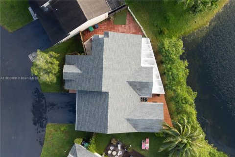 House in Doral, Florida 3 bedrooms, 180.32 sq.m. № 1951582 - photo 2