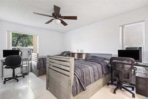 House in Doral, Florida 3 bedrooms, 180.32 sq.m. № 1951582 - photo 17