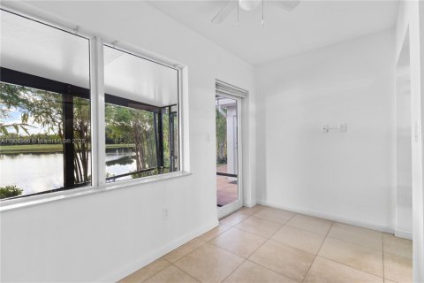 House in Doral, Florida 3 bedrooms, 180.32 sq.m. № 1951582 - photo 11