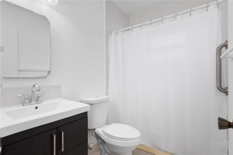 House in Doral, Florida 3 bedrooms, 180.32 sq.m. № 1951582 - photo 24