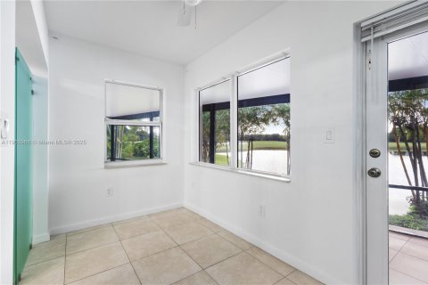 House in Doral, Florida 3 bedrooms, 180.32 sq.m. № 1951582 - photo 10