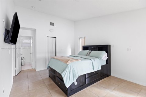 House in Doral, Florida 3 bedrooms, 180.32 sq.m. № 1951582 - photo 15