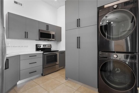 House in Doral, Florida 3 bedrooms, 180.32 sq.m. № 1951582 - photo 5