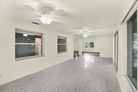 House in Ruskin, Florida 2 bedrooms, 180.23 sq.m. № 1826586 - photo 14