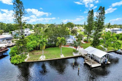 House in Ruskin, Florida 2 bedrooms, 180.23 sq.m. № 1826586 - photo 1