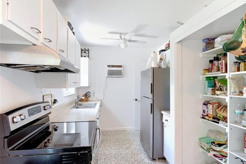 House in Port Charlotte, Florida 2 bedrooms, 75.44 sq.m. № 2120327 - photo 8