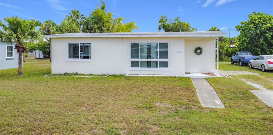 House in Port Charlotte, Florida 2 bedrooms, 75.44 sq.m. № 2120327
