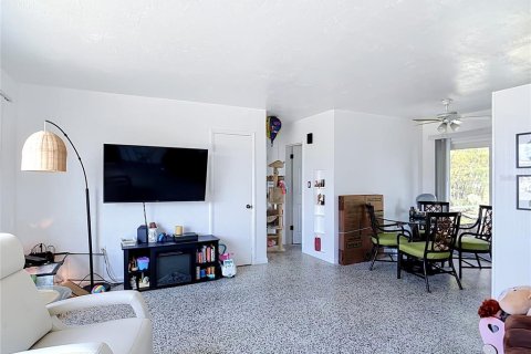 House in Port Charlotte, Florida 2 bedrooms, 75.44 sq.m. № 2120327 - photo 5