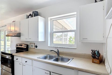 House in Port Charlotte, Florida 2 bedrooms, 75.44 sq.m. № 2120327 - photo 10