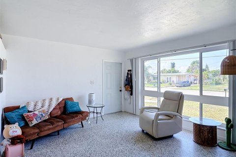 House in Port Charlotte, Florida 2 bedrooms, 75.44 sq.m. № 2120327 - photo 6