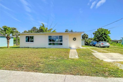 House in Port Charlotte, Florida 2 bedrooms, 75.44 sq.m. № 2120327 - photo 3