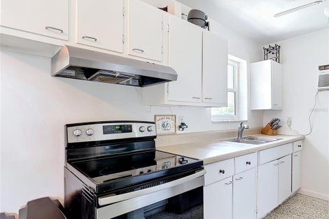 House in Port Charlotte, Florida 2 bedrooms, 75.44 sq.m. № 2120327 - photo 9
