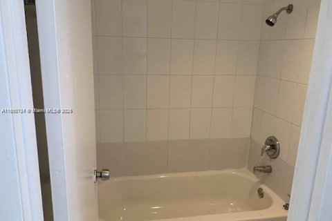Copropriété à louer à Miami, Floride: 2 chambres, 86.4 m2 № 1946500 - photo 14