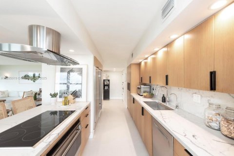 Condo in Key Biscayne, Florida, 2 bedrooms  № 1947231 - photo 10